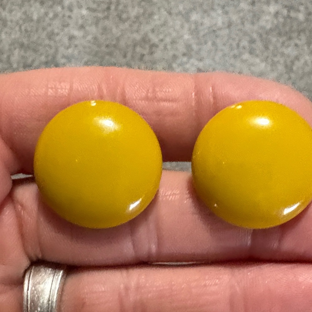 BAKELITE VINTAGE EGG YOLK ROUND BUTTON SCREWBACK 1" EARRINGS - Picture 6 of 8